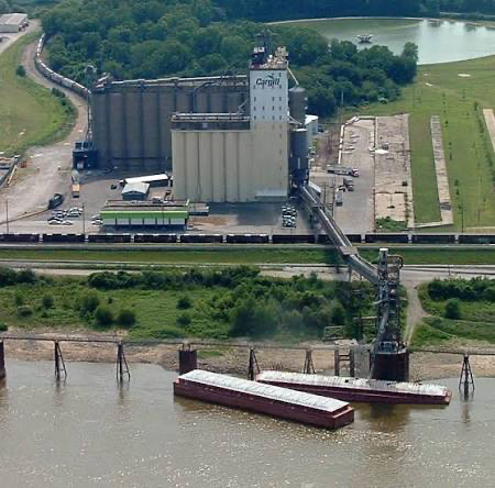 Terminal de granos de Cargill sobre el río
